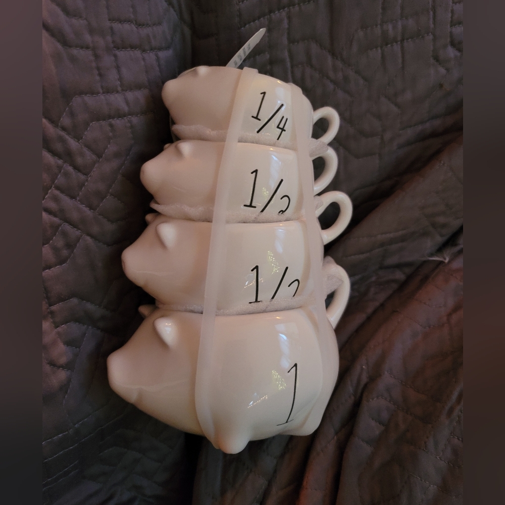 NWT-Rae Dunn Stacked Piggies Measuring Cups